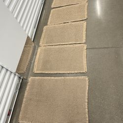 5 Piece Set - Waffle Bath Mat - Basically New