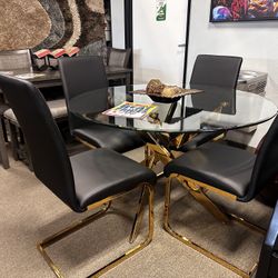 Stunning Dining Set! $699 🧡✨