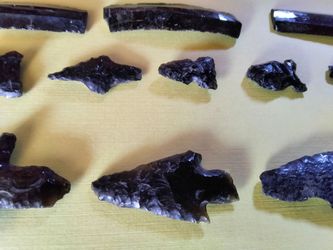 Obsidian  arrowheads , pre Columbian . from mexico