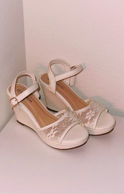 Top Moda White Floral Lace Platform Wedge Sandals. Size 5 1/2