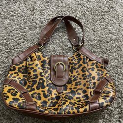 Chic Leopard Print Shoulder Bag with Brown Faux Leather Straps