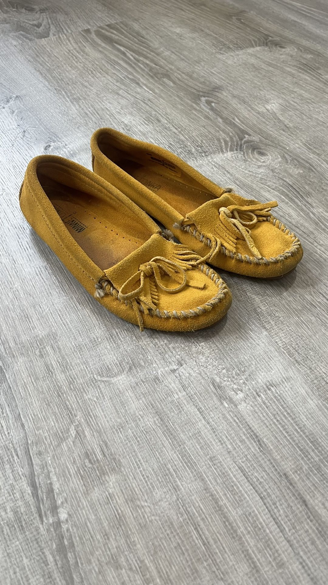 Minnetonka Size 7 Yellow Suede Leather Moccasins Flats Womenβs