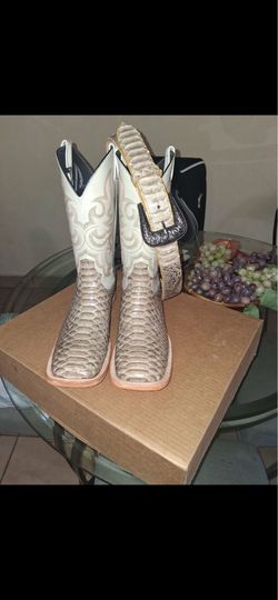 Botas nuevas de pitón con cinto