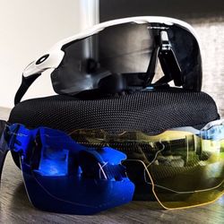 ‘2️⃣6️⃣🥳 New Oakleys  Box, Pouch Cloth All Included🥂