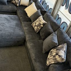 🛋️ XL Comfort, XS Price – Grab This Sectional Today!