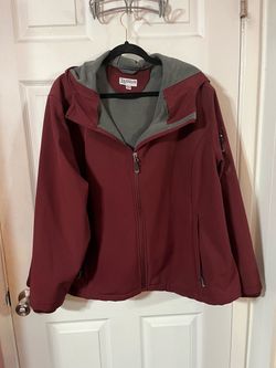 Women’s Softshell Jacket Size XXXL Fleece Lined Warm Jacket Light Hooded Windproof Coat for Outdoor Hiking.  Brand 33,000 feet.  Preowned very good co