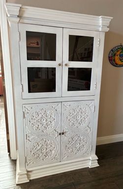 Like new! Hand-carved wooden wine cabinet - modern
