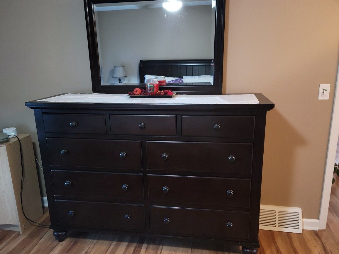 Queen Bed Set With Dresser