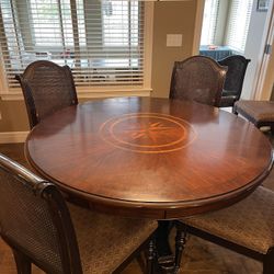Round Dinning Table 4 Or 6 Seating 