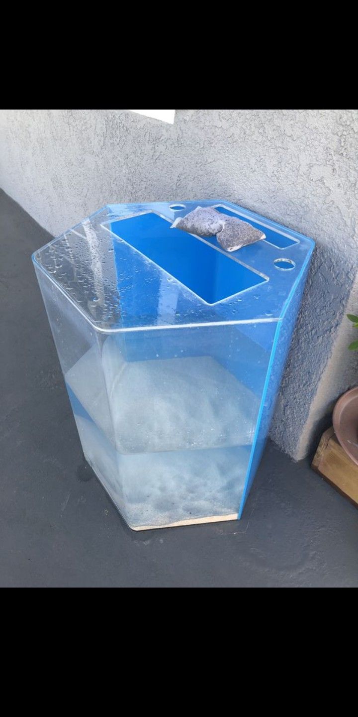 CLEAR FOR LIFE ACRYLIC TOP OF THE LINE 35 GAL HEXAGON TANK