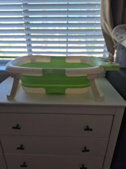 Collapsible baby bathtub