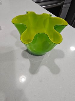 Handkerchief Green & Yellow Hand Blown Art Glass Ruffled Top Vase