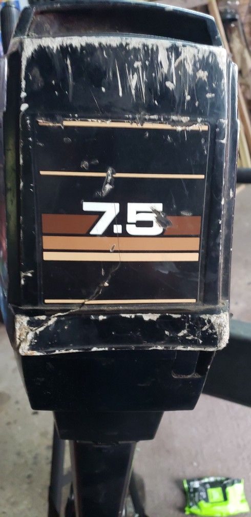 7.5 Horse Mercury Outboard  With Stand Runs Great motor Only Do Not Have A Gas Tank