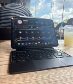 I pad pro m 4 11 inch + Smart Keyboard + Apple Pencil Pro