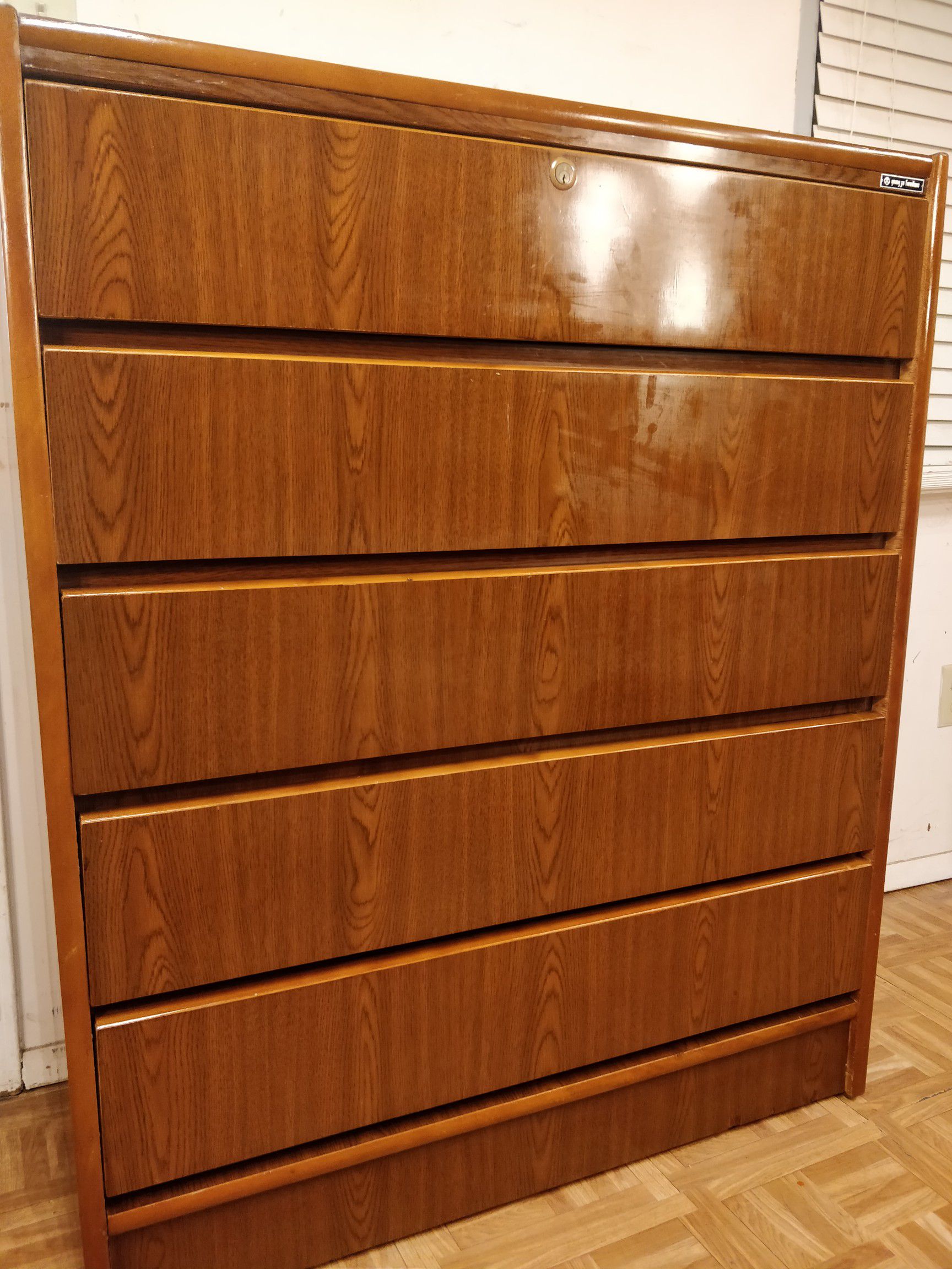 Nice dresser/TV stand with big 5 drawers in good condition, all drawers working well, dovetail drawers. L39"*W17.5"*H47"