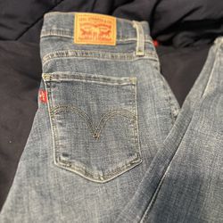 Classic Crop Levi Jeans