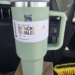 Stanley Quencher H2.0 Tumbler with Handle and Straw 40 oz | Flowstate 3-Position Lid | Cup Holder Compatible for Travel | Insulated 