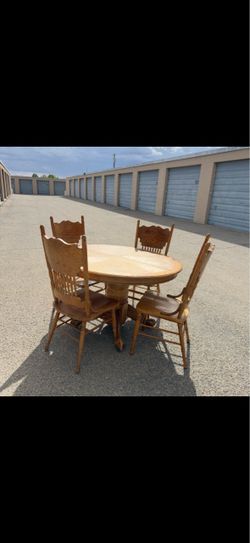 BEAUTIFUL VINTAGE SOLID WOOD  ROUND TABLE WITH 4 CHAIRS, EAGLE FOOT❤️