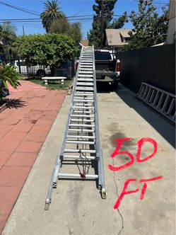 Escalera de 50 pies de aluminio, Heavy Duty, casi nueva muy barata