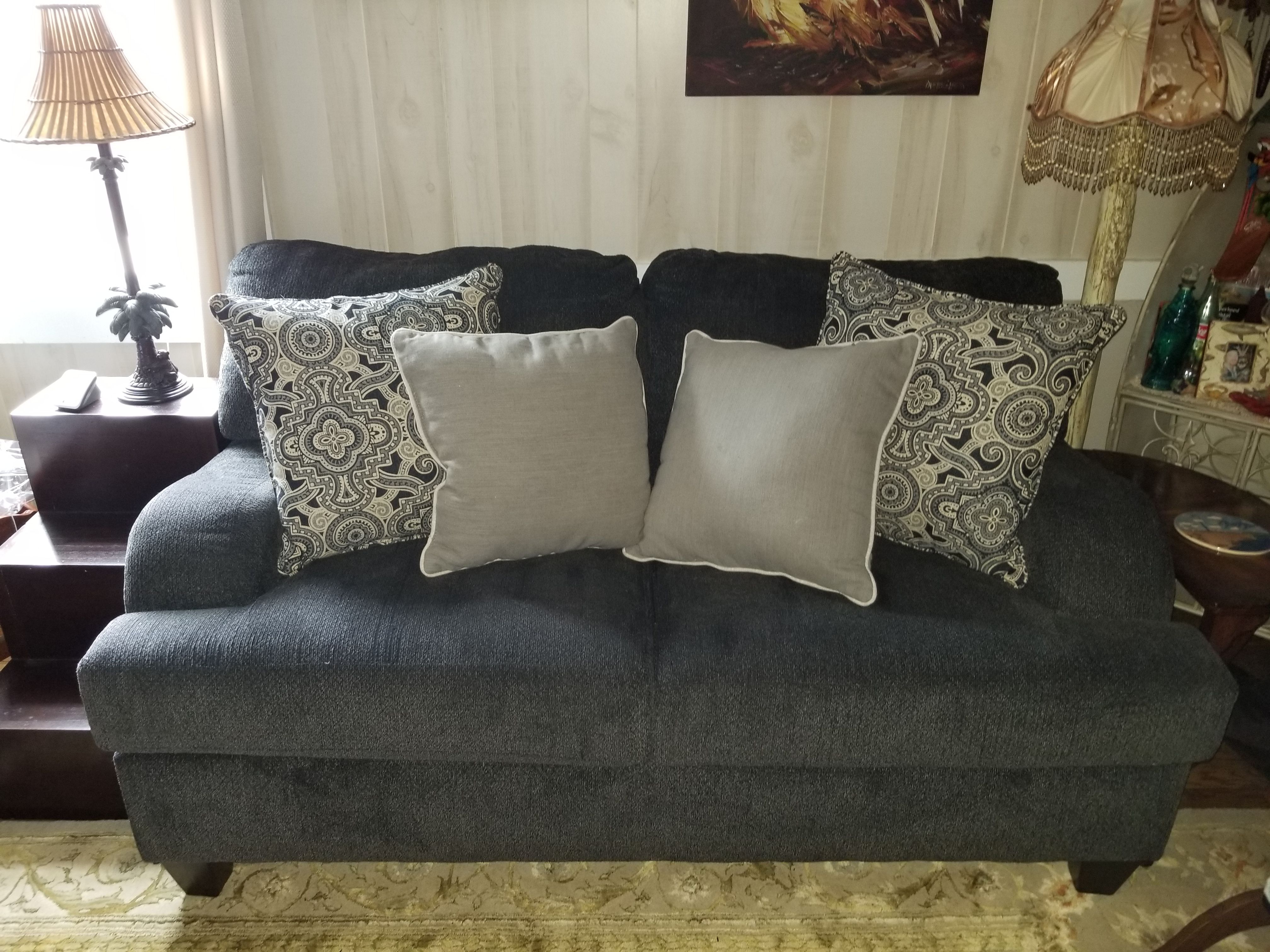 Sofa excellent condition, smoke & pet free must see