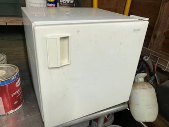 Apartment mini fridge