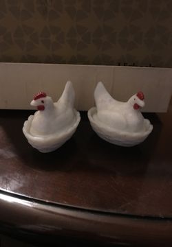 Vintage chicken glassware pieces 10.00