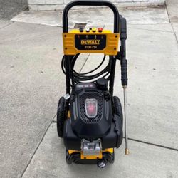 DEWALT 3100 PSI at 2.3 GPM Honda Cold Water Professional Gas Pressure Washer