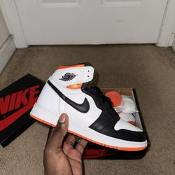 Jordan 1 Electro Orange Size 7 $150‼️