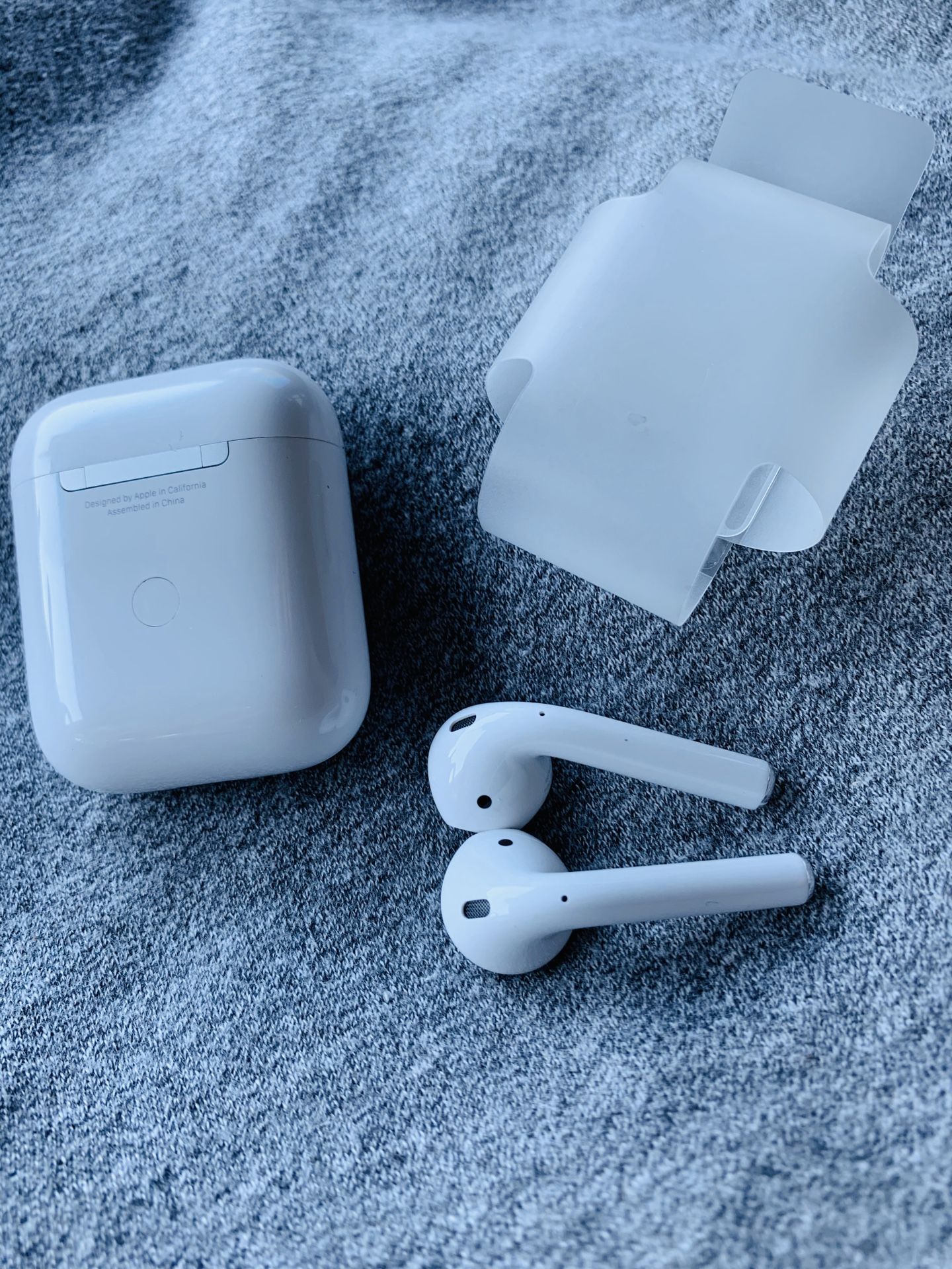 NEW APPLE AIRPODS W/CHARGER GEN 2