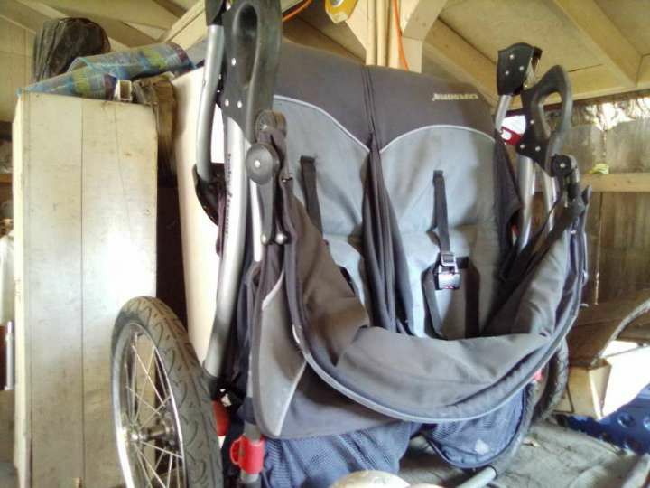 Double jogger stroller