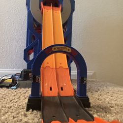 Hot wheels mega garage