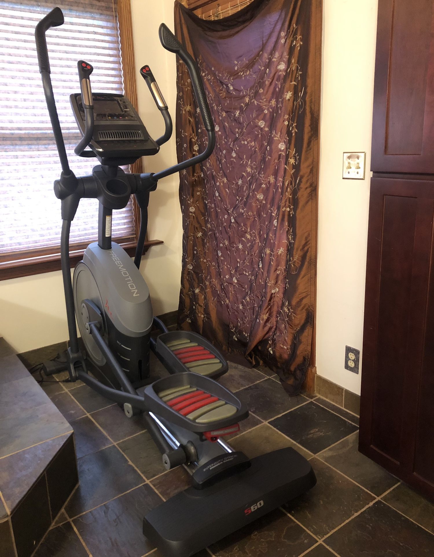 FreeMotion 560 Elliptical