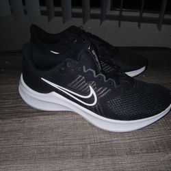 Women's Nike Downshifter 11 *Size 5.5*