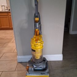 Dyson DC14 Upright Vacuum Bagless All Floor Cleaner Yellow
No attachments 