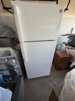 GE Top-Freezer Refrigerator White