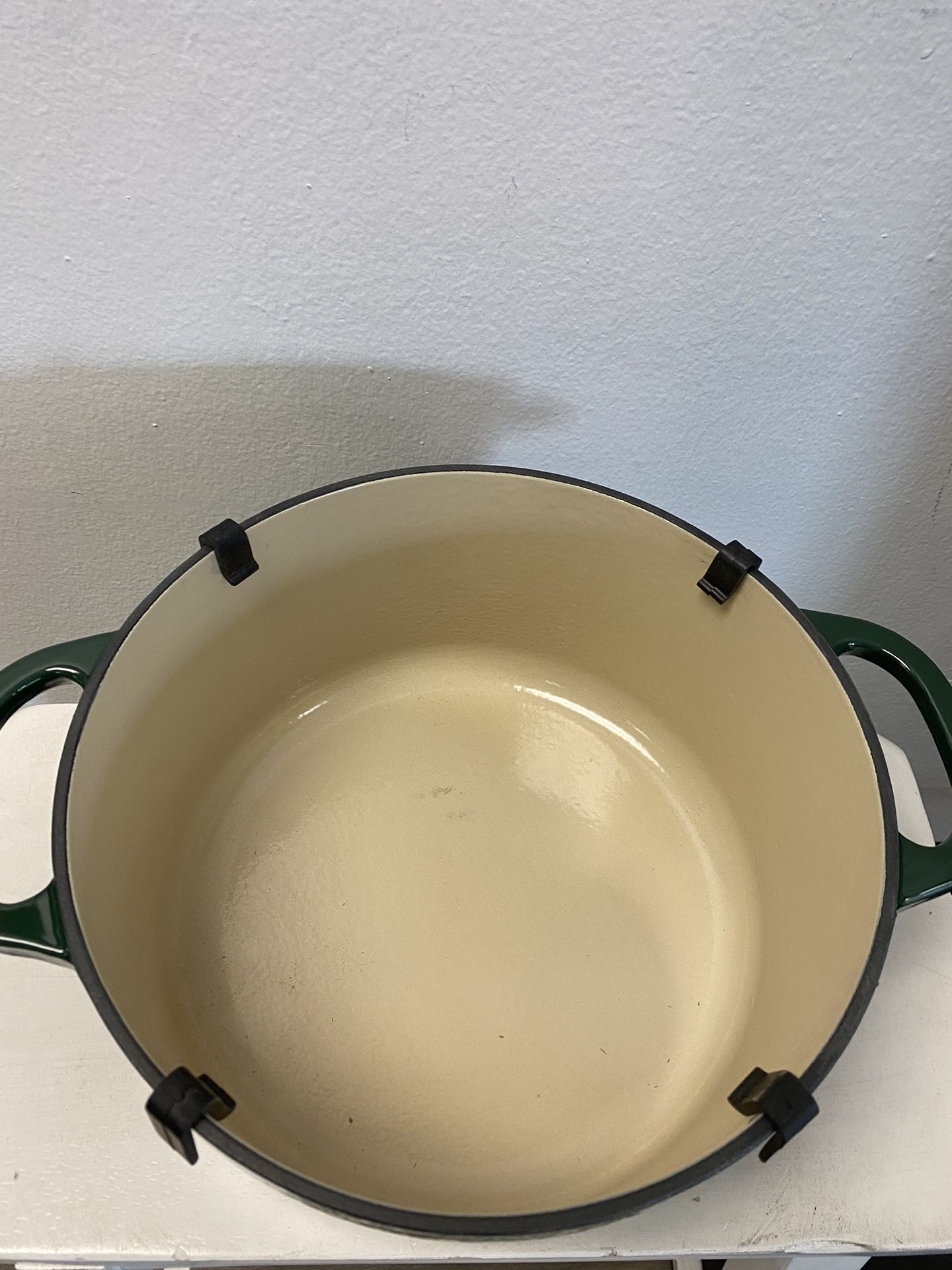 Lodge Cast Iron 6.5 Quart Enameled Cast Iron Dutch Oven, Emerald Green for  Sale in Las Vegas, NV - OfferUp