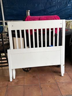 White twin bed