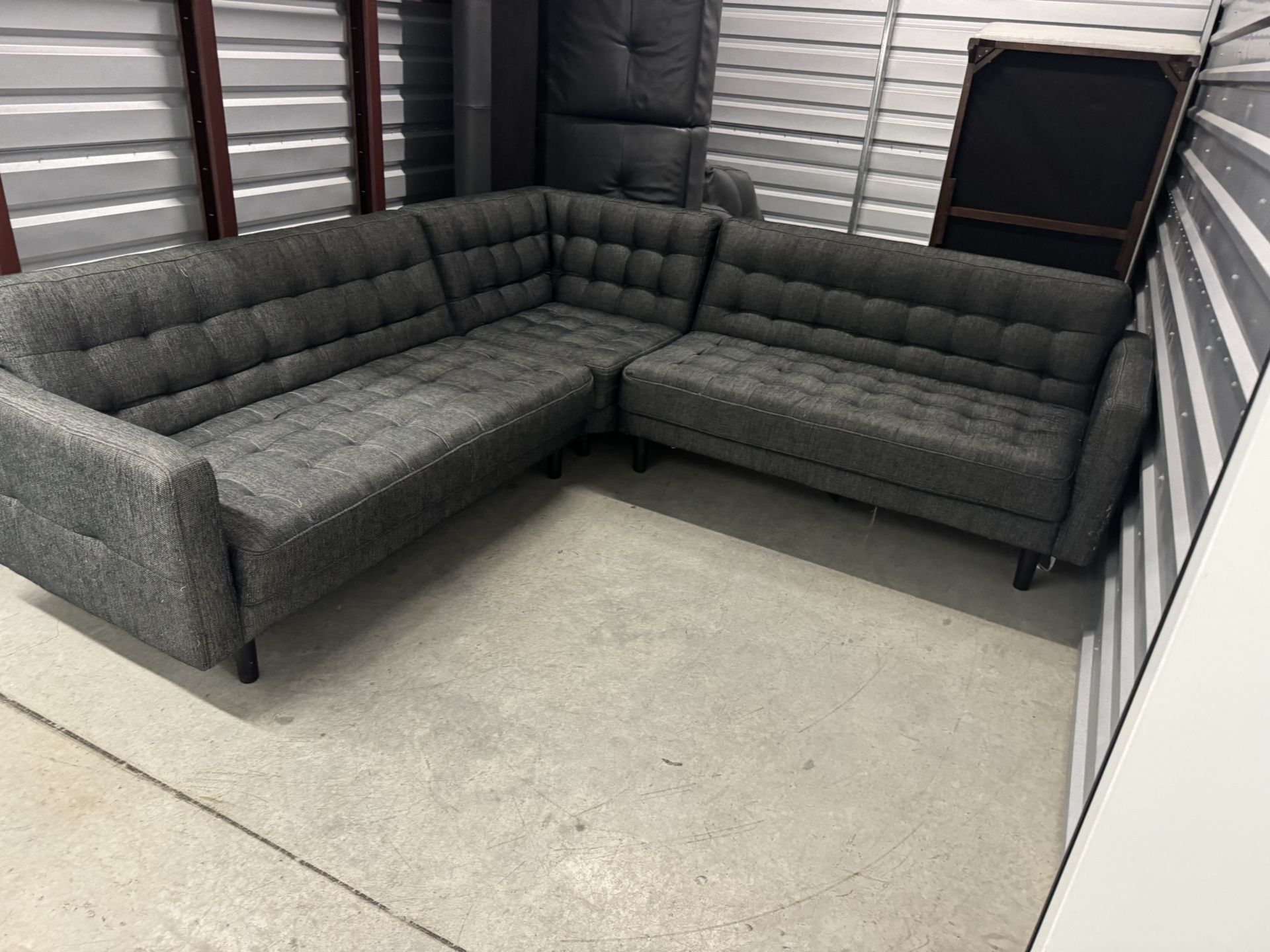 Stylish Gray Sectional Sofa – Tufted & Modern – Delivery Available!🚚