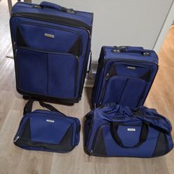 4 Piece Luggage Set Largest One Is A 4 Wheel Spinner