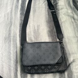 Louis Vuitton Messenger Bag 