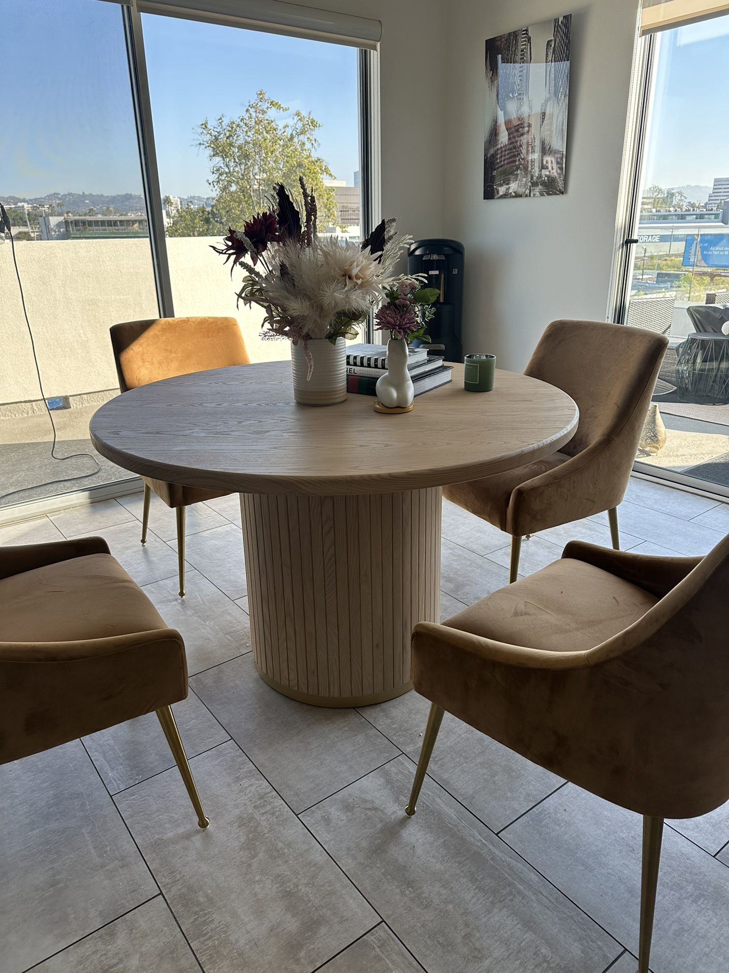 TOV Dining table & chairs - Excellent Condition 