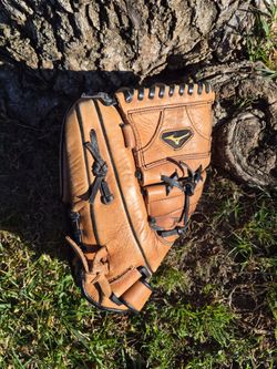 Mizuno Left Handed Outfield/ Pitchers Glove ( SEE PICS) LOCATED IN GLENDORA.  SEE MY PAGE FOR OTHER BASEBALL EQUIPMENT FOR SALE "CHEAP "