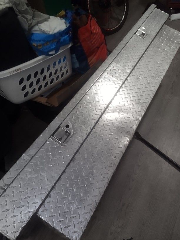 Merrit 70 Inch Aluminum Crossover Toolbox