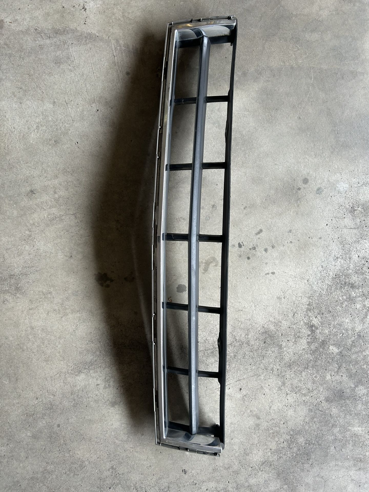 2010-12 Cadillac Srx Lower Front Grill