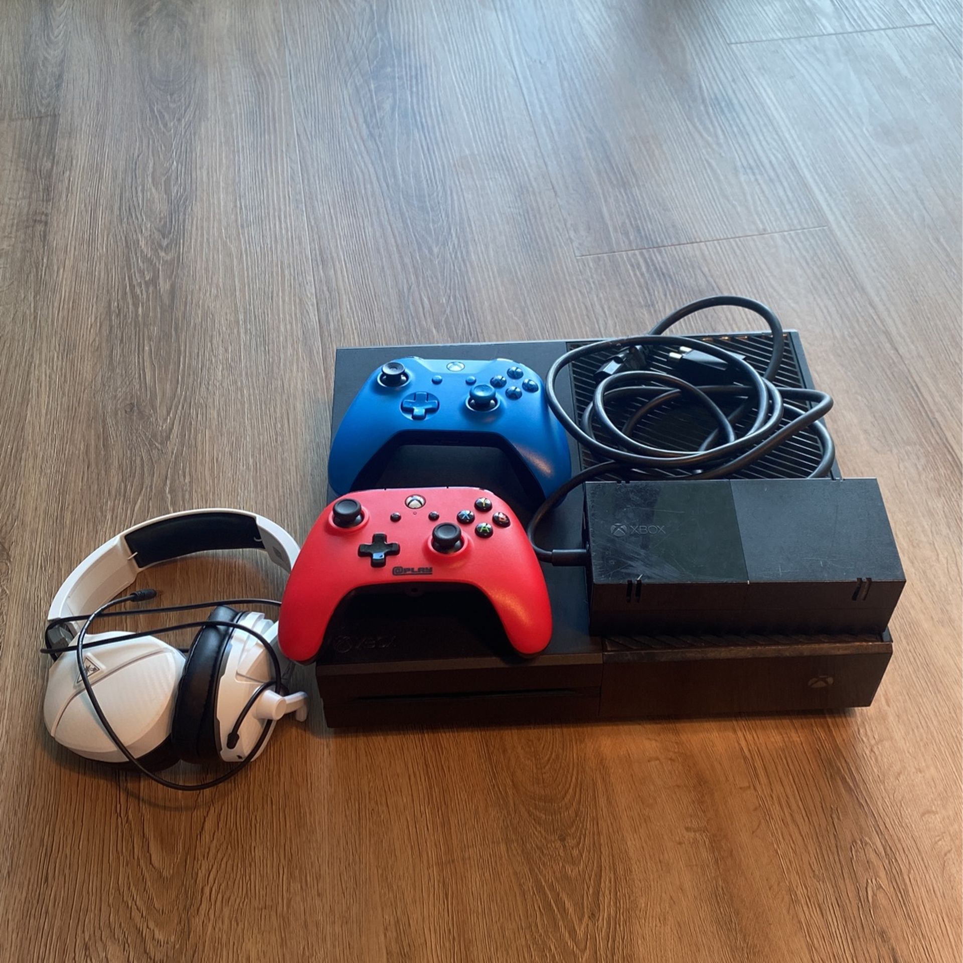 Xbox One - 2 Controllers - Turtle Beach Headset