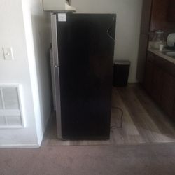 Magic Chef  Steel Refrigerator Black/Grey 