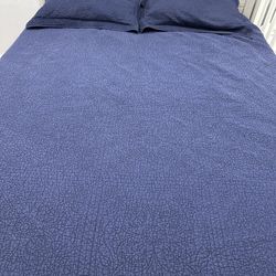 Croft & Barrow Full/Queen Navy Quilt with Standard Shams