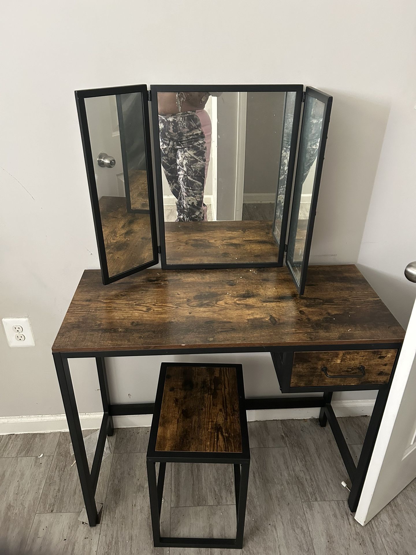 VANITY W/ STOOL AND DRAWER 