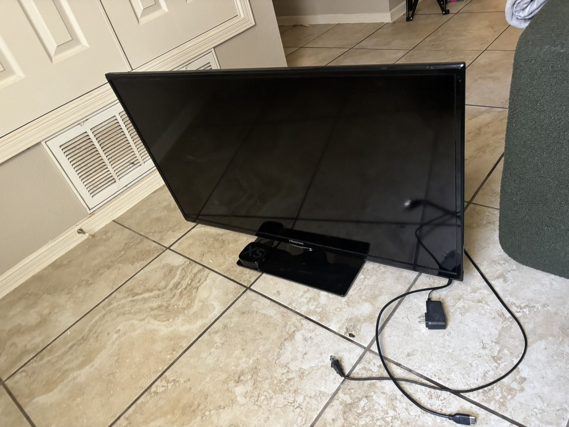 40” Hisense Smart TV + Roku 2 – Ready to Watch!