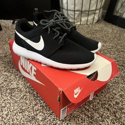 women’s Nike roche one 